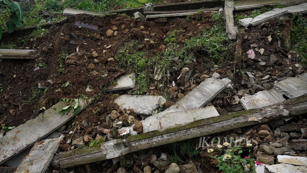 Tembok pembatas yang jebol akibat tanah longsor di Empang, Kota Bogor, Jawa Barat, Rabu (15/3/2023). Peristiwa tanah longsor yang terjadi pada Selasa (14/3/2023) sekitar pukul 23.00 ini menimbun lima rumah warga. Musibah ini mengakibatkan delapan warga terimbun longsoran. Dari 8 warga tersebut 2 orang meninggal, 2 orang berhasil diselamatkan, dan 4 lainnya dalam pencarian.