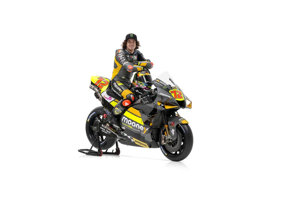 Pebalap tim Mooney VR46 Racing Marco Bezzecchi berpose dengan motor Ducati Desmosedici saat peluncuran <i>livery </i>motor untuk MotoGP musim 2022 di Tavullia, Italia, Kamis (24/2/2022).