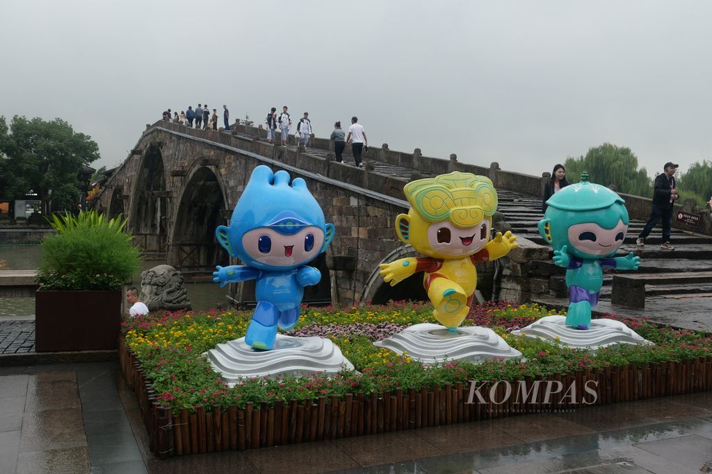 Suasana di Jembatan Gongchen di Kota Tua Tangqi, Kota Hangzhou, Provinsi Zhejiang, China, Jumat (22/9/2023), dengan tiga maskot Asian Games, Congcong, Lianlian, dan Chenchen. 