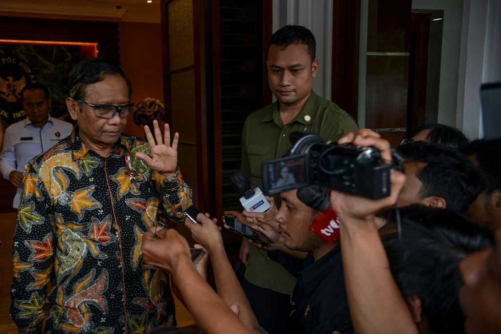 Menteri Koordinator Bidang Politik, Hukum, dan Keamanan Mahfud MD memberikan keterangan kepada wartawan setelah konferensi pers di kantor Kemenko Polhukam, Jakarta, Kamis (11/5/2023).