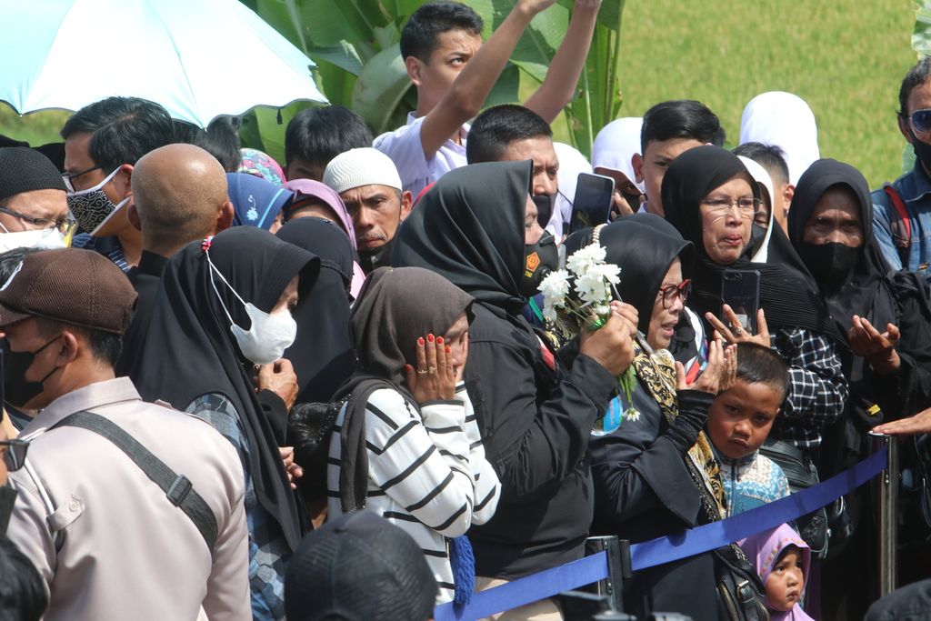Beberapa warga berdoa di depan makam Emmeril Kahn Mumtadz di Kecamatan Cimaung, Kabupaten Bandung, Senin (13/6/2022). Gelombang manusia berziarah dan berdoa di makam putra Gubernur Jabar Ridwan Kamil tersebut.