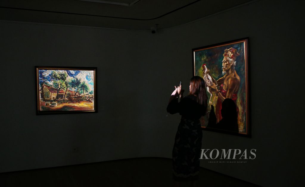 Pengunjung menyaksikan koleksi lukisan Bentara Budaya yang dipamerkan pada pembukaan Bentara Budaya Art Gallery yang bersamaan dengan perayaan HUT Bentara Budaya Ke-41 di Menara Kompas, Jakarta, Selasa (23/9/2023). Pameran bertajuk "Manusia Indonesia Dalam Lukisan" menampilkan 37 lukisan koleksi Bentara Budaya dari era tahun 1950-an hingga masa tahun 2000.