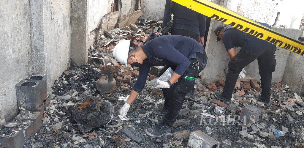 Petugas Puslabfor Polri mengidentifikasi barang yang diduga penyebab kebakaran di Jalan Cikini Kramat, Kelurahan Pegangsaan, Kecamatan Menteng, Jakarta Pusat, Kamis (29/9/2022).