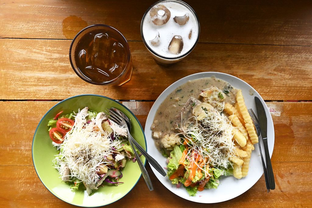 Makanan ala barat yang dijual di TFP Kopi Warung di Pasar Gede, Solo, Jawa Tengah, 22 Desember 2020. Pemilihan program diet yang tepat perlu diperhatikan agar tidak mengganggu kesehatan tubuh. 