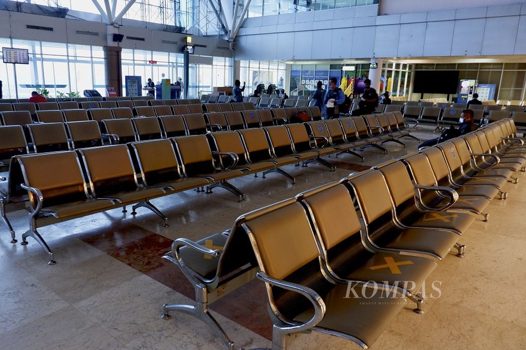 Ruang tunggu Bandara Internasional Lombok, Nusa Tenggara Barat, terlihat sepi, Senin (22/3/2021). Pandemi Covid-19 membuat wisatawan ke Lombok turun drastis dan memukul industri wisata setempat.