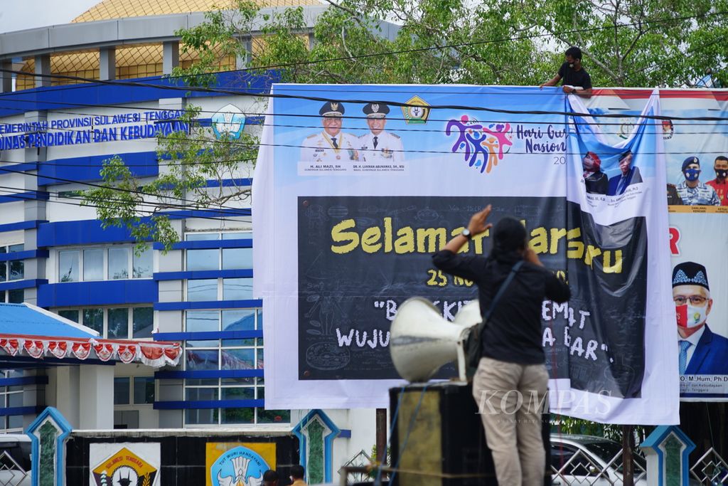 Siswa dan alumni SMAN 9 Kendari menyampaikan tuntutan di Kantor Dinas Pendidikan dan Kebudayaan Sulawesi Tenggara, Senin (23/11/2020), di Kendari, Sultra. Mereka menuntut kepala sekolah diganti karena diduga kuat pernah tersangkut kasus pelecehan seksual terhadap murid.