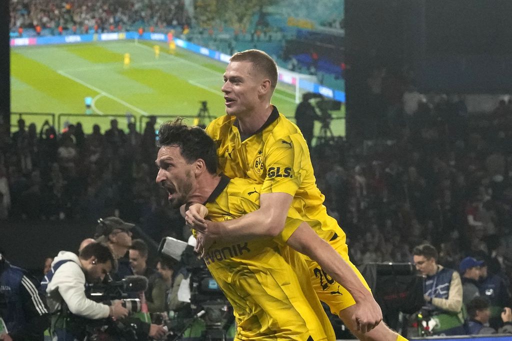 Bek Dortmund, Mats Hummels (kiri), merayakan gol ke gawang PSG pada laga kedua semifinal Liga Champions, Rabu (8/5/2024) dini hari WIB.