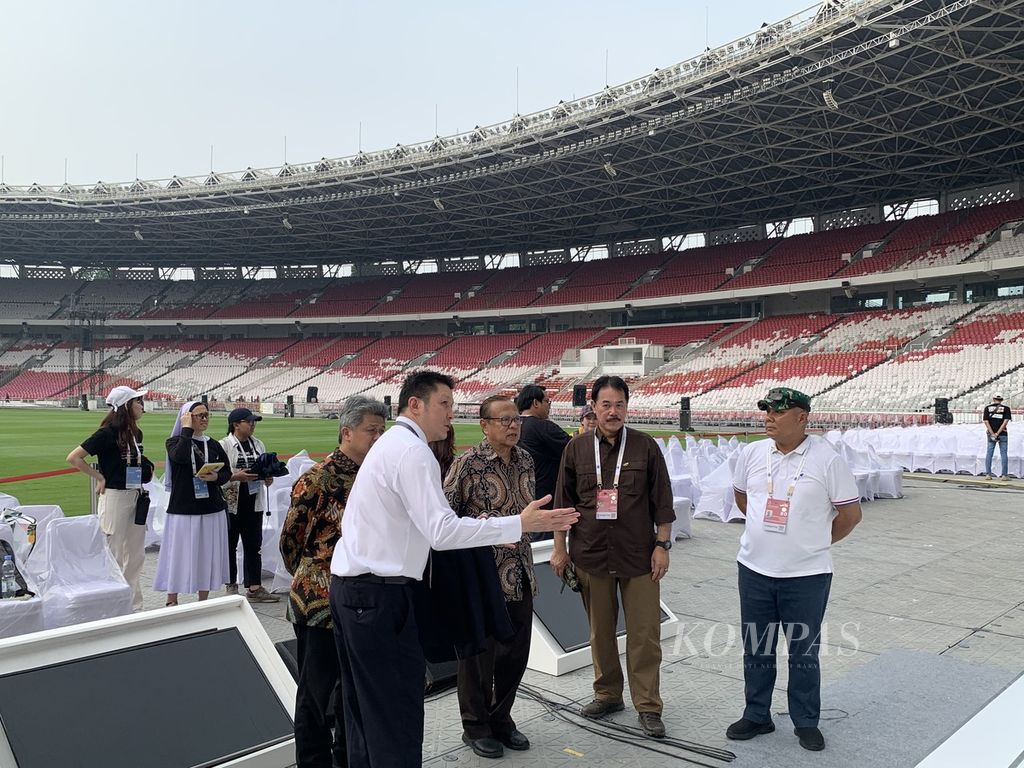 Uskup Agung Jakarta Ignatius Kardinal Suharyo meninjau persiapan misa akbar yang akan digelar di Stadion Utama Gelora Bung Karno, Jakarta, Kamis (5/9/2024).