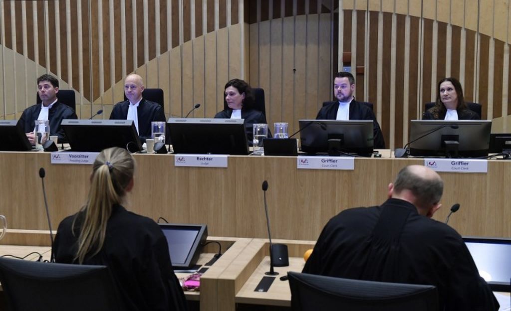 Pengadilan Belanda yang dipimpin ketua majelis hakim Steenhuis (kedua dari kiri) bersiap sebelum membacakan vonis terhadap empat terdakwa atas keterlibatan mereka dalam insiden penembakan pesawat Malaysia Airlines MH17 delapan tahun lalu, di Badhoevedorp, dekat Bandara Schiphol, Amsterdam, Kamis (17/11/2022).