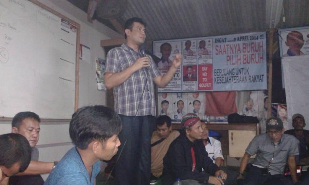 Presiden Konfederasi Serikat Pekerja Indonesia (KSPI) Said Iqbal memberikan orasi saat konsolidasi pemenangan buruh dalam Pemilu 2014 di Omah Buruh, Kabupaten Bekasi.