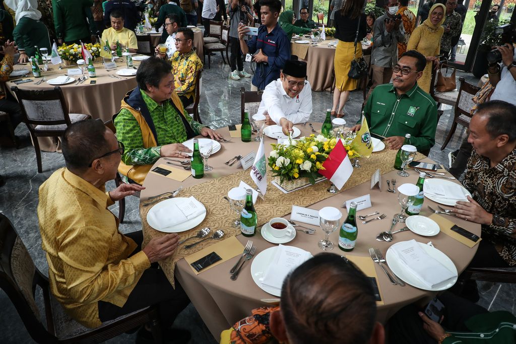 Ketua Umum Partai Golkar Airlangga Hartarto dan Ketua Umum Partai Kebangkitan Bangsa (PKB) Muhaimin Iskandar saat menghadiri pertemuan di Plataran, Senayan, Jakarta, Rabu (3/5/2023). 
