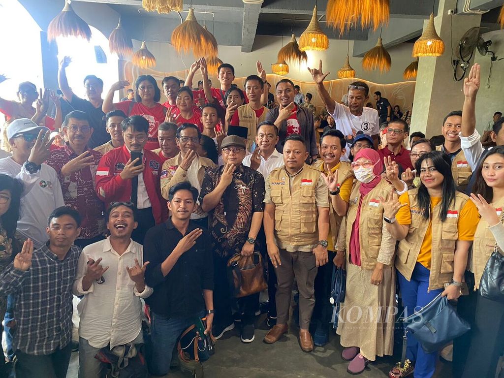 Calon wakil presiden Mahfud MD berfoto bersama sukarelawan setelah makan siang bersama kelompok sukarelawan pendukung Ganjar-Mahfud di Makassar, Sulawesi Selatan, Sabtu (13/1/2024). Mahfud menilai kehadiran sukarelawan pendukung Ganjar Pranowo-Mahfud MD sangat penting dalam Pemilu 2024.