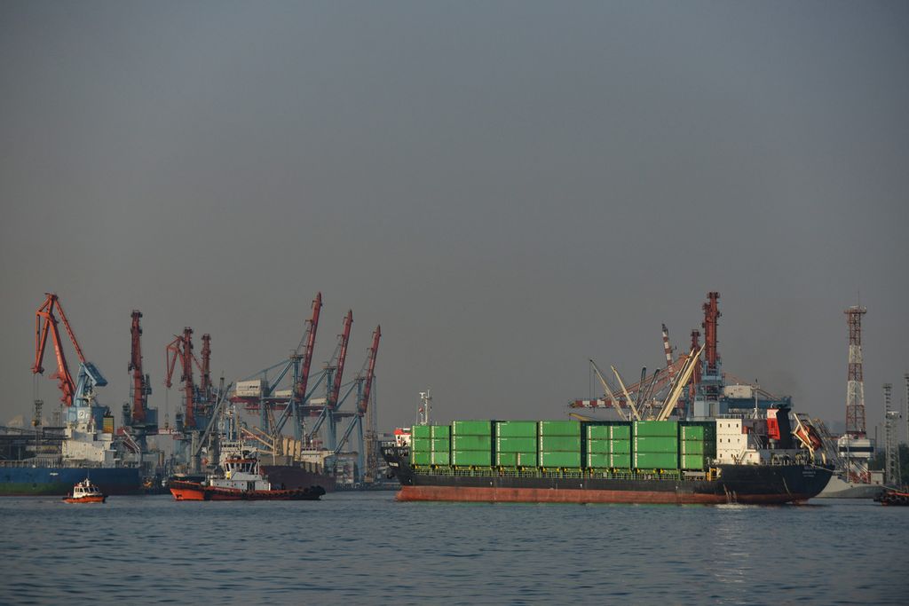 Kapal pandu menarik kapal kargo untuk berlabuh di Pelabuhan Tanjung Priok, Jakarta Utara, Senin (15/5/2023). 