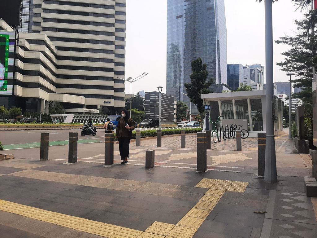 Jalur pedestrian di Jalan Jenderal Sudirman, Jakarta Pusat, Selasa (1/11/2022).