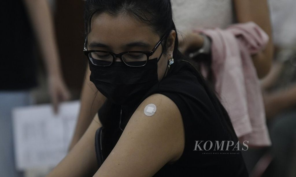 Warga menunggu reaksi vaksin setelah mendapatkan suntikan vaksin Covid-19 dosis penguat kedua dalam vaksinasi di kantor Wali Kota Jakarta Pusat, Rabu (25/1/2023). 