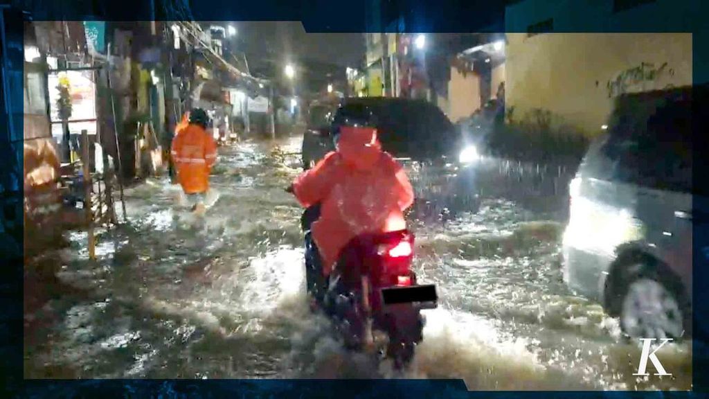 Banjir mengakrabi Tangerang Selatan selama tahun ini. Pada Juli hujan deras mengakibatkan beberapa wilayah di kota ini tergenang. Pekan ini, banjir juga kembali merendam sebagian kawasan tetangga Ibu Kota ini. 