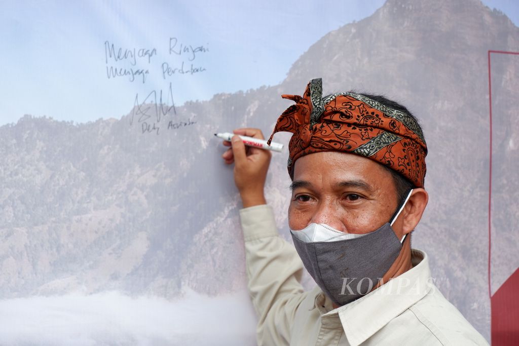 Kepala Balai Taman Nasional Gunung Rinjani Dedy Asriady memberikan tanda tangan pada acara Deklarasi Rinjani sekaligus peluncuran awal atau <i>soft launching</i> jalur pendakian Rinjani melalui Tete Batu, Sikur, Lombok Timur, Nusa Tenggara Barat, Minggu (13/12/2020). Jalur itu baru akan diluncurkan secara resmi pada April 2021.