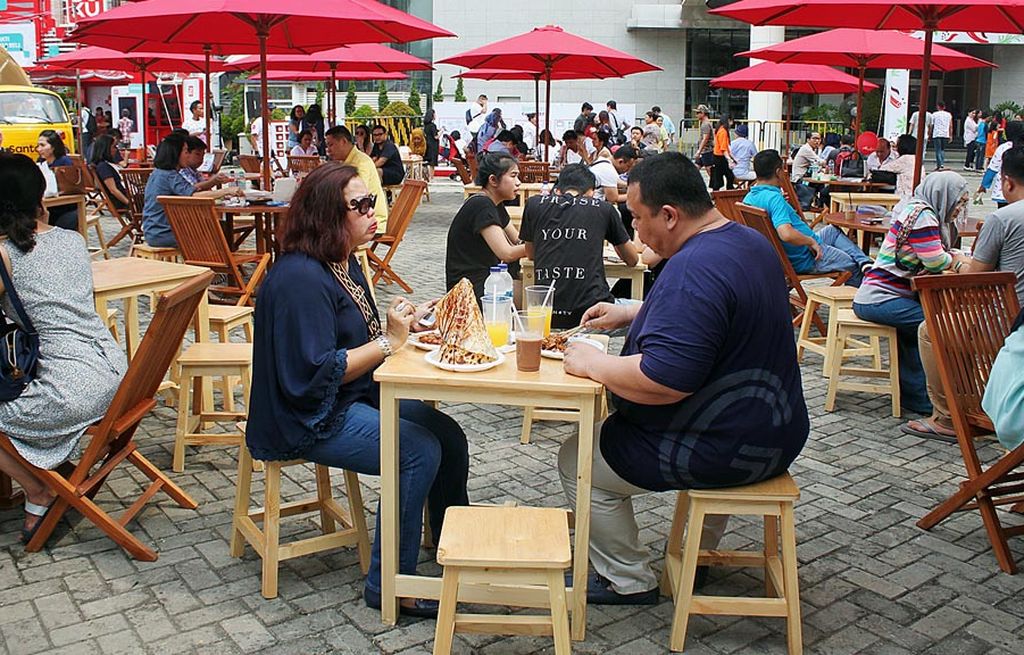 Pengunjung Santan Coolinair di Senayan City, Jakarta,  Minggu (1/10), menikmati aneka masakan populer dari sejumlah negara ASEAN, seperti  Vietnam, Thailand, Malaysia, Singapura, Filipina, dan Indonesia.