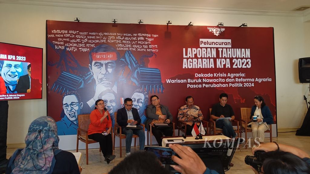 Sekretaris Jenderal Konsorsium Pembaruan Agraria (kiri) Dewi Sartika saat diskusi peluncuran Catatan Akhir Tahun 2023, di Jakarta, Senin (15/1/2024).