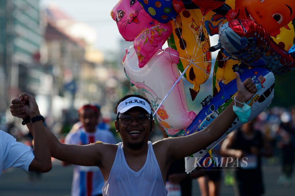 Peserta dengan aksesori balon mengikuti lomba lari Semarang 10K Powered by Isoplus di Kota Semarang, Jawa Tengah, Minggu (18/12/2022).