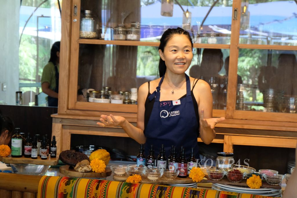 Sayuri Tanaka, pendiri Sayuri Healing Food Caf&eacute; and Academy, mengajarkan cara mengolah cokelat sebagai makanan mentah (<i>raw food</i>) pada salah satu sesi lokakarya BaliSpirit Festival 2024 di Ubud, Kabupaten Gianyar, Bali, Jumat (3/5/2024). 