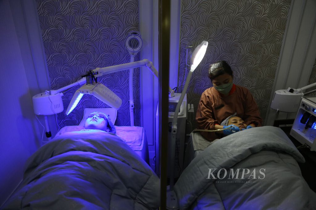 Ilustrasi. Perawatan wajah klien di klinik kecantikan kulit Bening's Clinic di Kelapa Gading, Jakarta Utara, Kamis (20/1/2022). 