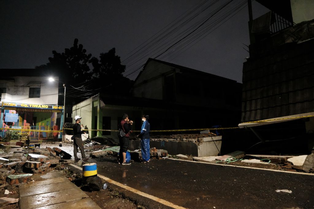 Awak media siaran langsung di depan tembok Madrasah Tsanawiyah (MTs) Negeri 19, Jakarta, Kamis (6/10/2022). Tembok pembatas MTS Negeri 19 roboh akibat hujan deras dan genangan banjir sejak siang. Sebanyak 3 siswa tewas dan 1 luka-luka akibat kejadian tersebut. 