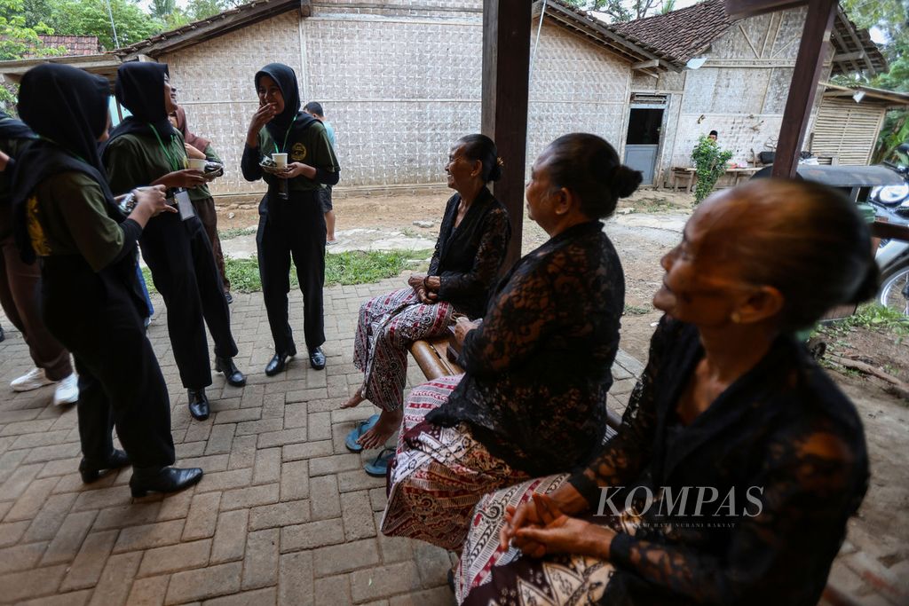 Peserta acara Festival Kemiren berbincang dengan masyarakat setempat di Desa Kemiren, Kabupaten Banyuwangi, Jawa Timur, Jumat (17/11/2023). 