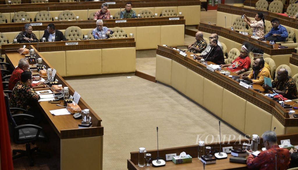 Komisi II DPR menggelar rapat dengar pendapat umum dengan sejumlah pihak terkait pemekaran daerah otonomi baru di Kompleks Parlemen, Senayan, Jakarta, Selasa (12/11/2019). 
