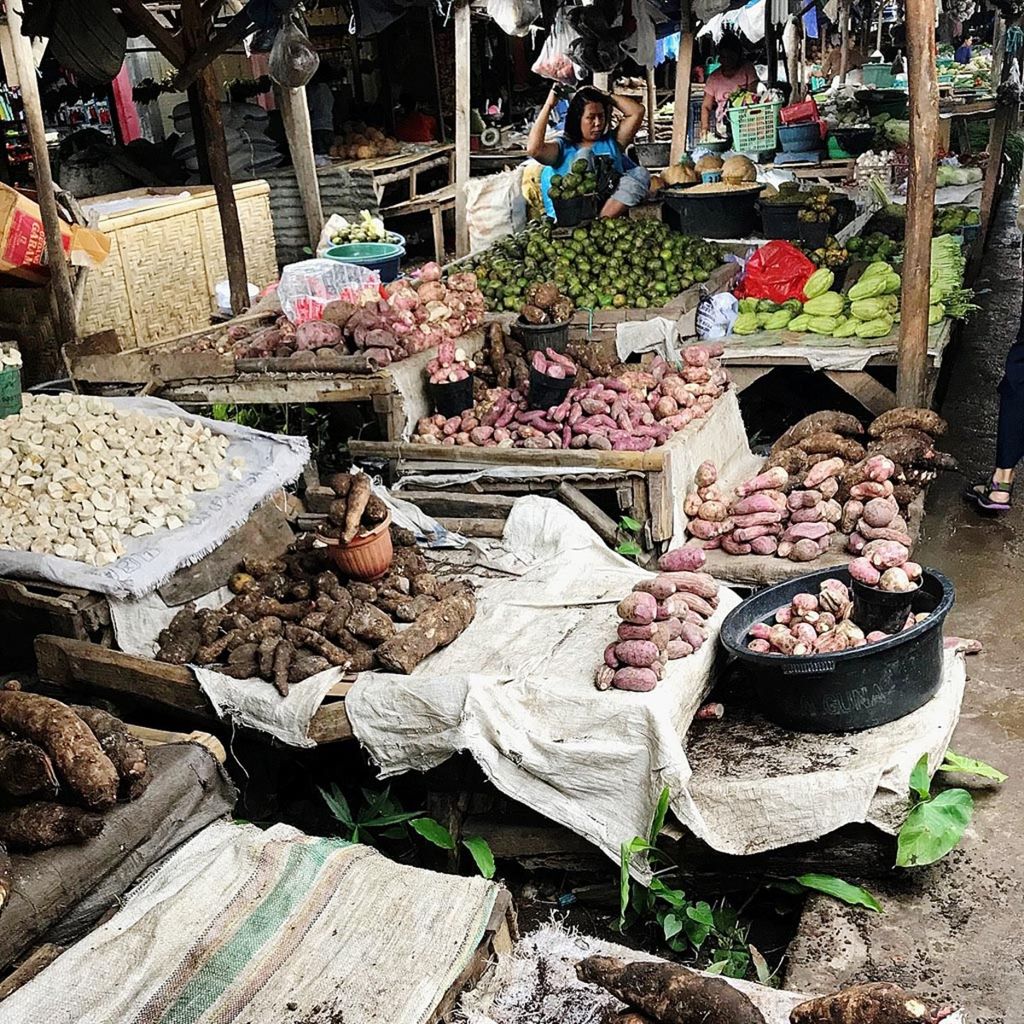 Aneka tanaman umbi-umbian dijajakan di pasar tradisional Waingapu, Ibukota Sumba Timur, bberapa waktu lalu. Keragaman pangan lokal saat ini semakin tergusur oleh kebijakan nasional yang bias beras.