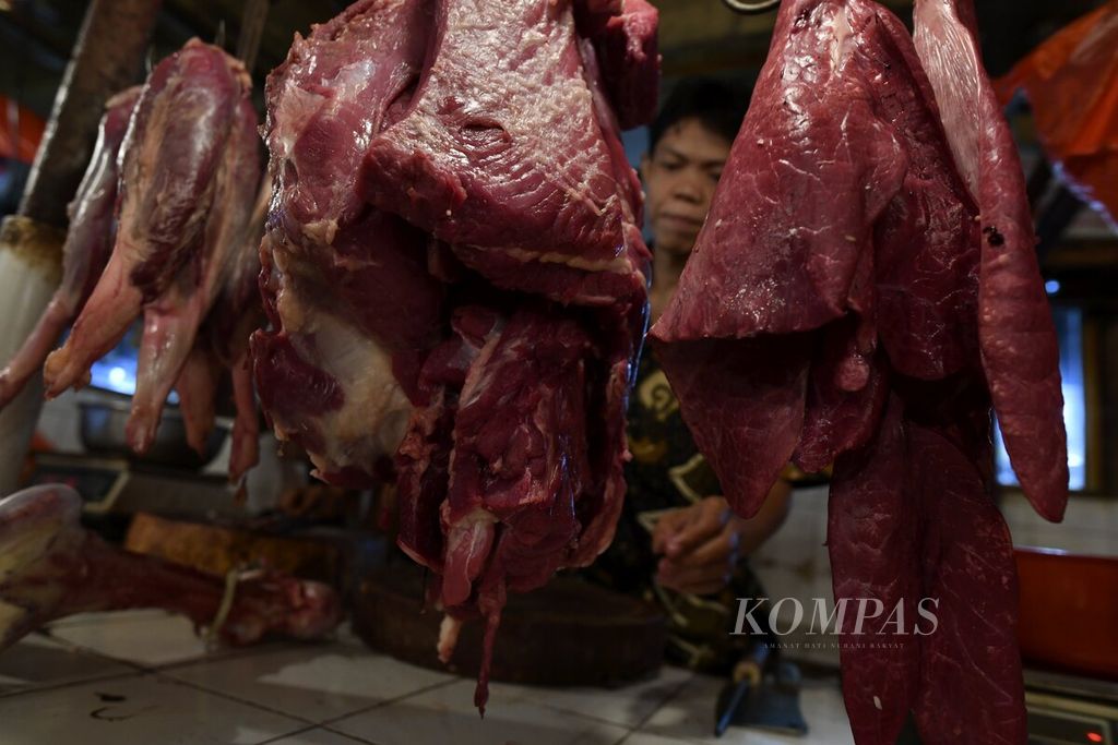 Penjual daging sapi di Pasar Tomang Barat, Jakarta Barat, Senin (10/5/2021). Menjelang Lebaran, harga sejumlah kebutuhan pangan melonjak, salah satunya daging.