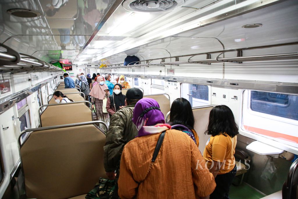 Pemudik mencari bangkunya di gerbong kereta api Bangunkarta tujuan akhir Jombang dari stasiun Pasar Senen, Jakarta Pusat, Jumat (22/4/2022). Sebagian pemudik memilih mudik lebih awal dengan menggunakan kereta api.
