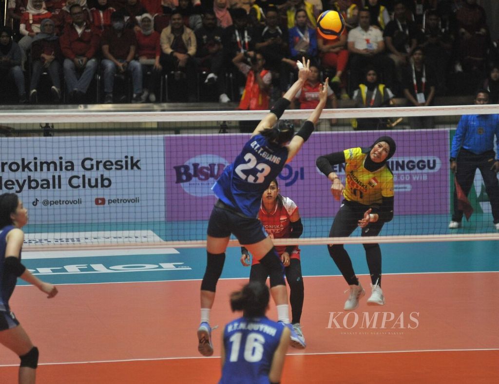 The Indonesian women's national volleyball team player, Agustin Wulandhari, did a spike towards the Vietnam national team players in the AVC Challenge Cup Final match at GOR Tridharma Petrokimia, Gresik, Sunday (25/6/2023).