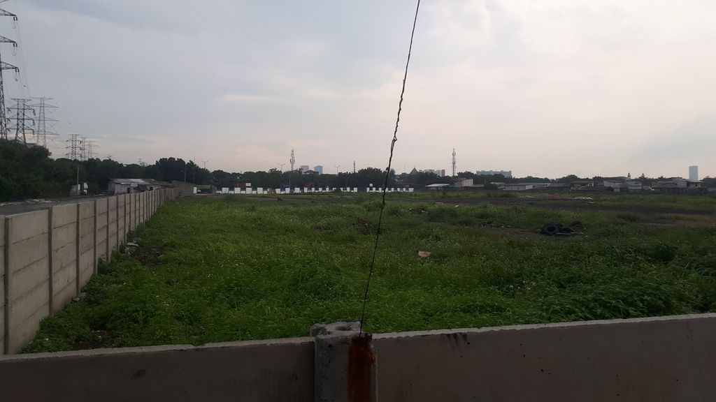 Bagian belakang tanah yang dipagari di Jalan Sisi Timur Tol Cilincing, Pulo Gebang, Cakung, Jakarta Timur, Rabu (18/1/2023).