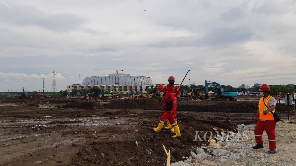 Para pekerja dari kontraktor Jaya Konstruksi menyelesaikan pengerjaan proyek lintasan untuk sirkuit Formula E di kawasan Ancol, Jakarta Utara, Rabu (23/2/2022). Pembangunan lintasan yang dimulai 3 Februari lalu itu dijelaskan sampai hari ini sudah mencapai 28,50 persen. Lintasan balapan sepanjang 2.400 meter itu ditargetkan selesai akhir Maret 2022.