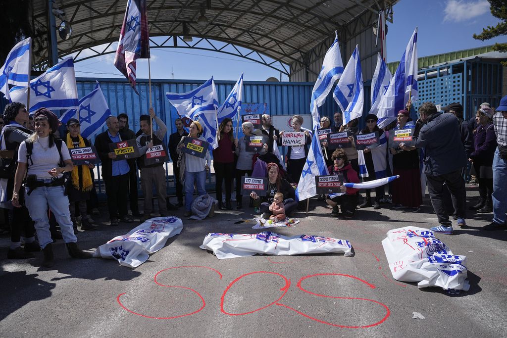 Warga Israel memblokade pintu masuk kantor UNRWA, Badan PBB untuk Pengungsi Palestina, dalam unjuk rasa di Jerusalem, 20 Maret 2024. 