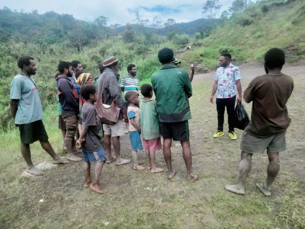 Penyerahan bantuan beras di Distrik Amuma oleh Pemerintah Kabupaten Yahukimo, Papua Pegunungan, awal Oktober 2023.