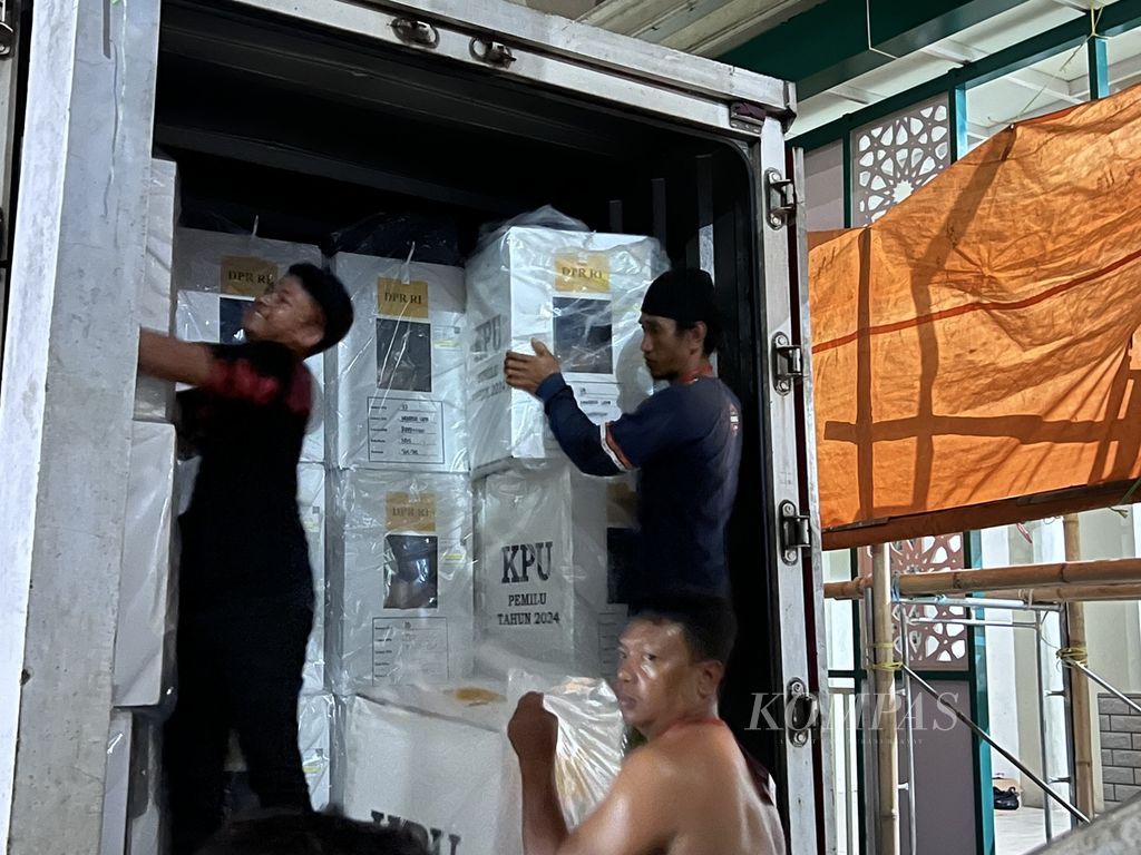 Petugas memasukkan logistik ke gudang PPK Kecamatan Rappocini, Kota Makassar, Selasa (13/2/2024) malam. Keterlambatan distribusi logistik membuat pelaksanaan pencoblosan lambat dimulai di Makassar.