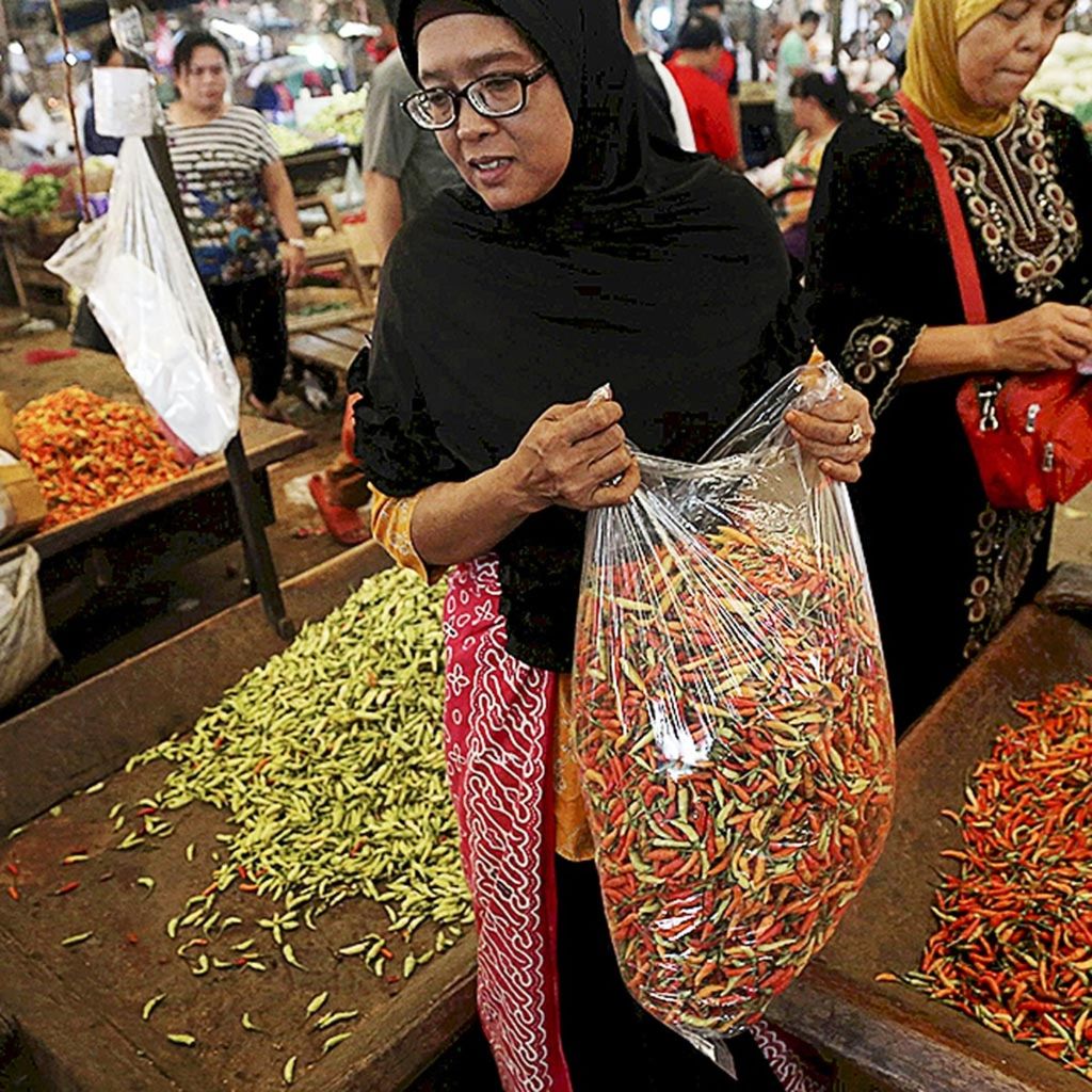 Pedagang melayani pembelian cabai rawit merah di Pasar Induk Kramatjati, Jakarta Timur, Rabu (4/1/2017). Harga cabai rawit merah masih bertahan diharga tertinggi Rp 105.000 per kilogram. 