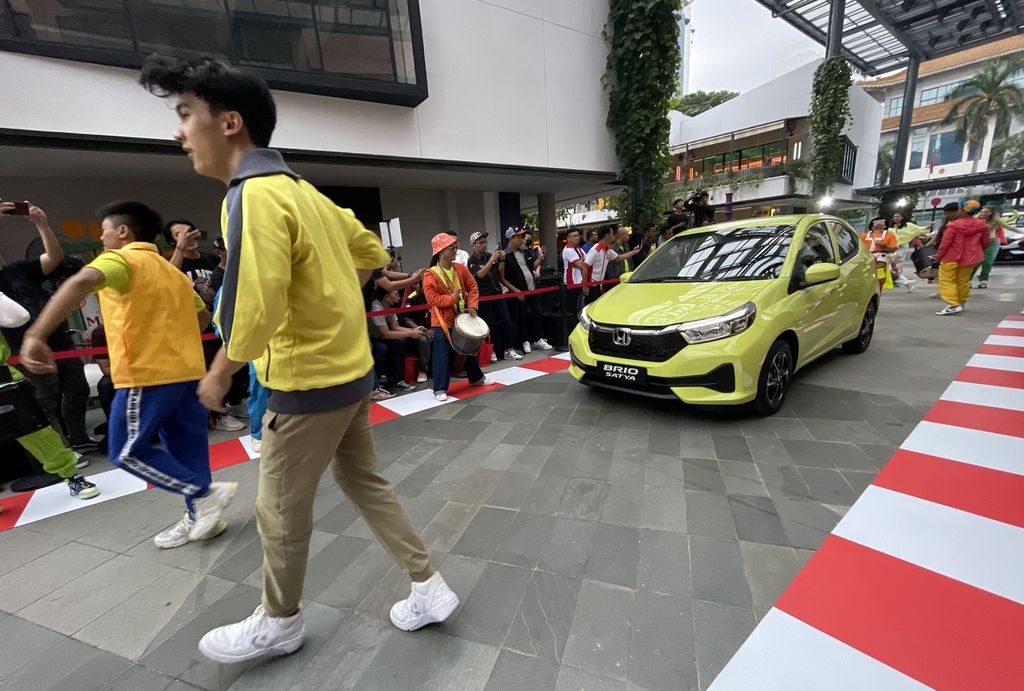 Peluncuran Honda Brio <i>facelift</i> berlangsung meriah di kawasan One Satrio, Kuningan, Jakarta Selatan, Jumat (5/5/2023). Pada edisi terbaru ini, Brio mendapat warna khusus, yakni <i>electric lime metallic</i> atau hijau limau. Perubahannya tak terlalu banyak.