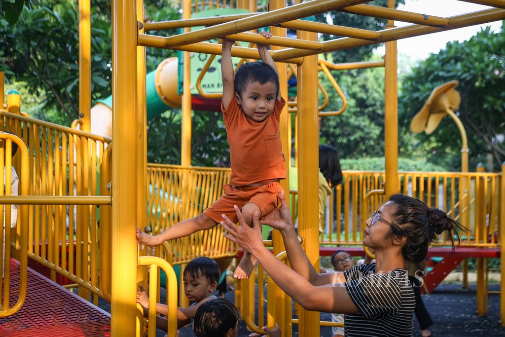 Orangtua mendampingi anaknya bermain di RPTRA Bhinneka, Petukangan Utara, Jakarta Selatan, Rabu (13/12/2023). 