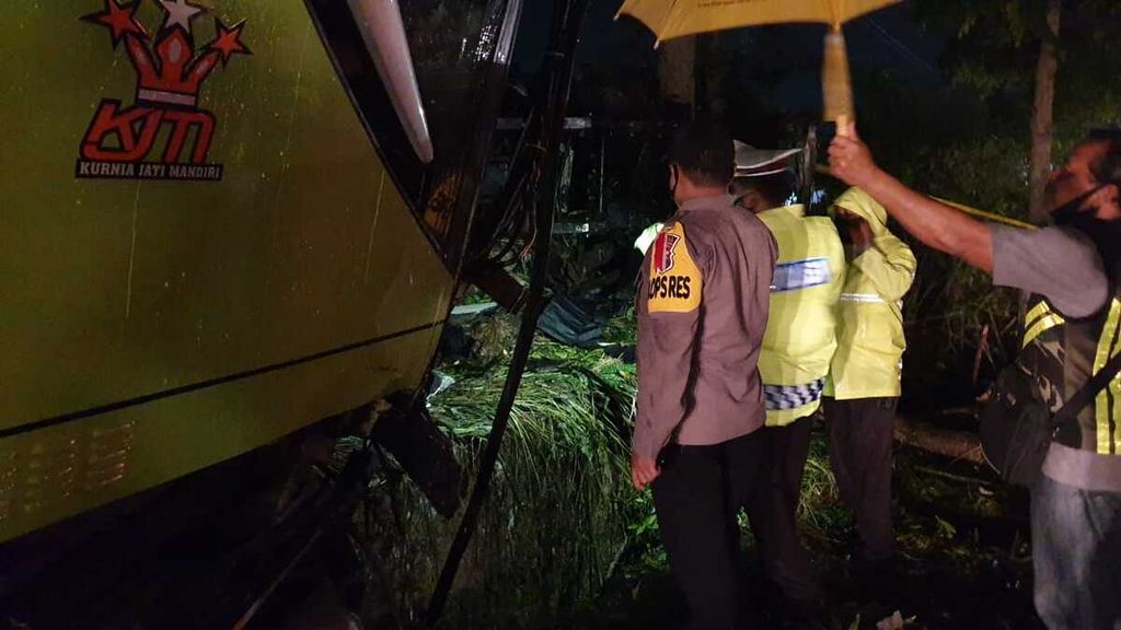 Jajaran Kepolisian Resor Wonosobo memeriksa kondisi bus yang kecelakaan di Wonosobo, Jawa Tengah, Rabu (30/9/2020).