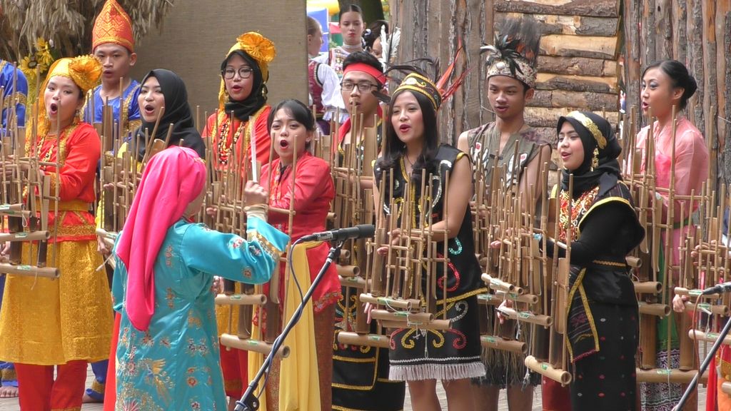 Peserta dari Tim Muhibah Angklung bermain di salah satu festival saat melakukan perjalanan di Eropa, Agustus 2016. Film berjudul <i>The Journey: Goes to Europe</i> ini diputar perdana di bioskop Cinepolis, Kota Bandung, Jawa Barat, Minggu (10/9/2023).