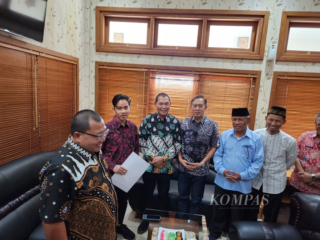 Wali Kota Surakarta Gibran Rakabuming Raka menyerahkan surat pengunduran dirinya kepada Dewan Perwakilan Rakyat Daerah Kota Surakarta, di Kota Surakarta, Jawa Tengah, Selasa (16/7/2024). Ia ditemui para pimpinan lembaga tersebut. Momen pengunduran diri itu berjarak tiga bulan sebelum ia dilantik menjadi wakil presiden pendamping Prabowo Subianto. 