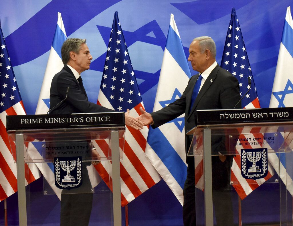 Menteri Luar Negeri Amerika Serikat Anthony Blinken dan Perdana Menteri Israel Benjamin Netanyahu berjabat tangan di Kantor Perdana Menteri, di Jerusalem, Senin (30/1/2023). 