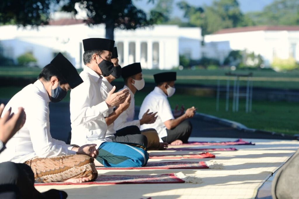 Presiden Joko Widodo menjalankan sholat Idul Fitri di Halaman Wisma Bayurini, Istana Kepresidenan Bogor, Minggu (24/5/2020), bersama Ibu Iriana Joko Widodo dan putra bungsunya, Kaesang Pangarep.