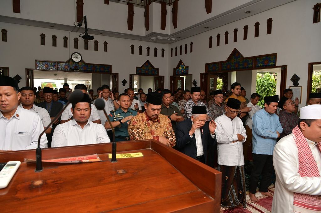 Wakil Presiden Ma'ruf Amin bersama pegawai Sekretariat Wapres, Paspampres, maupun para dai Asia Tenggara melakukan shalat Gaib untuk mendoakan alm Hamzah Haz, Wapres kesembilan RI, yang berpulang Rabu lalu. Shalat dilangsungkan di Masjid Baiturrahman, Kompleks Kantor Sekretariat Wakil Presiden, Jalan Kebon Sirih, Jakarta Pusat, Jumat (26/7/2024).