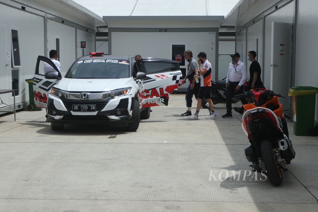 Marc Marquez dijemput oleh tim medis untuk kemudian dievakuasi ke RSUD Provinsi NTB di Mataram guna pemeriksaan lebih detail apakah ada cedera. Pebalap tim Repsol Honda itu mengalami kecelakaan parah di tikungan 7 Sirkuit Mandalika dalam sesi pemanasan menjelang balapan MotoGP seri Indonesia, Minggu (20/3/2022).