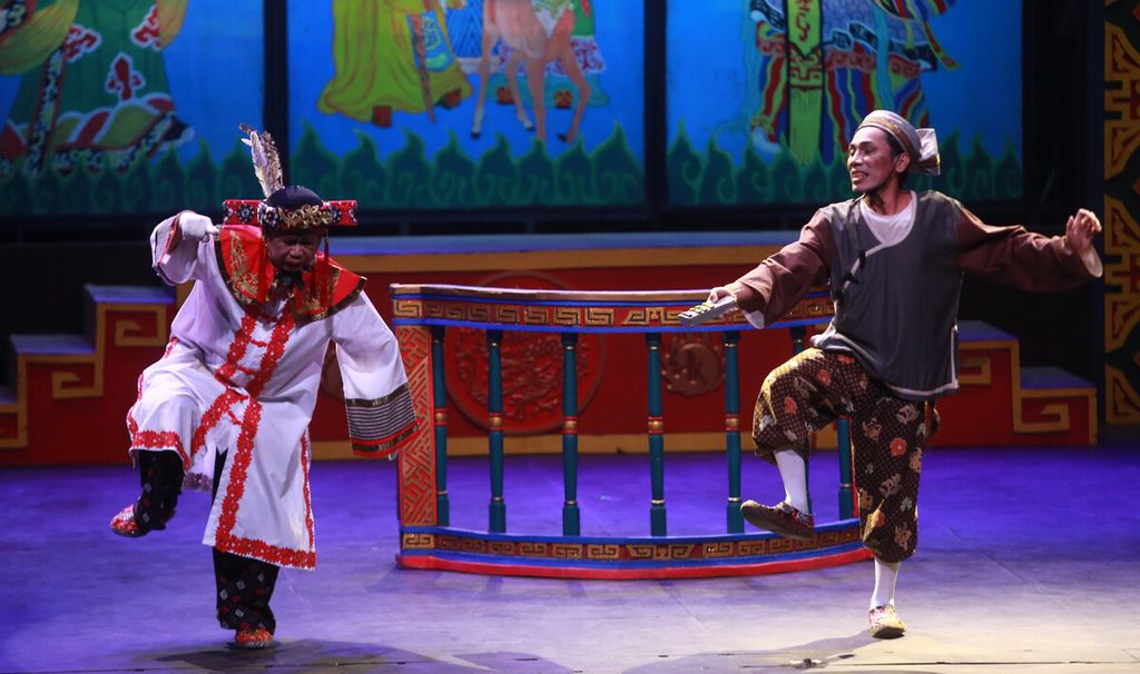 Adegan dalam geladi bersih pementasan teater ”Sampek Engtay” karya Nano Riantiarno di Ciputra Artpreneur, Jakarta, Jumat (4/3/2022). Teater Koma akhirnya memenuhi janji untuk menggelar pertunjukan lakon ”Sampek Engtay”  setelah tertunda hampir dua tahun lamanya karena pandemi. Pertunjukan ini akan berlangsung pada 5 sampai 6 Maret 2022 di Ciputra Artpreneur Theatre, Jakarta. Pergelaran ”Sampek Engtay” diselenggarakan tetap menjalankan protokol kesehatan yang ketat. 