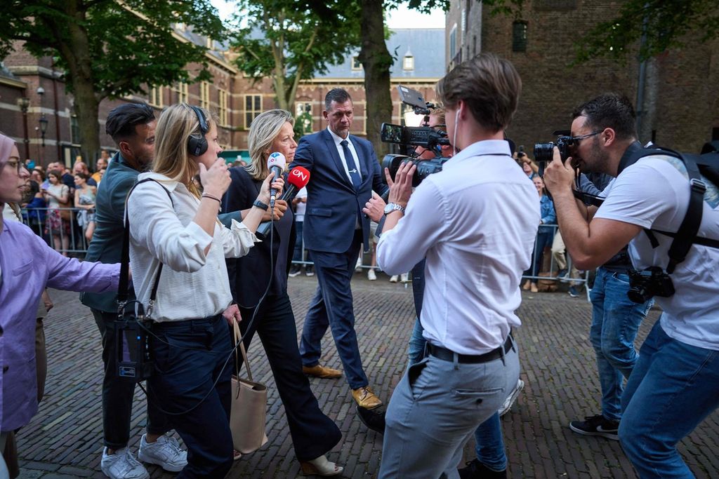 Menteri Pertahanan Belanda Kajsa Ollongren tiba di kantor pemerintahan, termasuk kantor Perdana Menteri (Binnenhof), di Den Haag, Belanda, Jumat (7/7/2023), menyusul bubarnya pemerintahan Perdana Menteri Mark Rutte. 